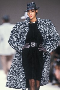 Yves Saint Laurent 1989 Women RTW 22.jpg