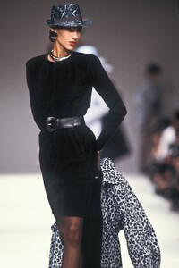 Yves Saint Laurent 1989 Women RTW 23.jpg