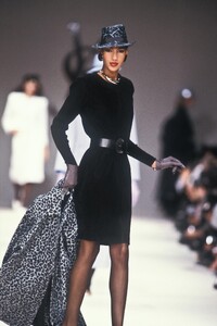 Yves Saint Laurent 1989 Women RTW 24.jpg