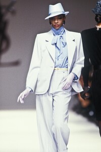 Yves Saint Laurent 1989 Women RTW 41.jpg