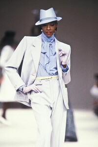 Yves Saint Laurent 1989 Women RTW 42.jpg