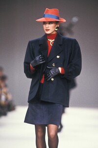 Yves Saint Laurent 1989 Women RTW 44.jpg