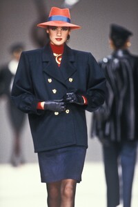 Yves Saint Laurent 1989 Women RTW 45.jpg