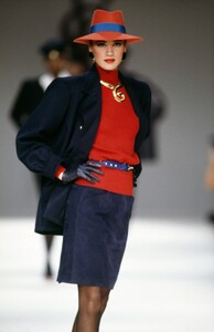 Yves Saint Laurent 1989 Women RTW 46.jpg