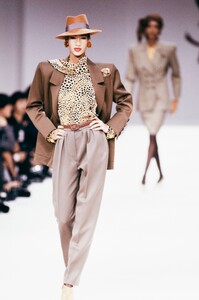 Yves Saint Laurent 1989 Women RTW 51.jpg