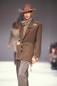 Yves Saint Laurent 1989 Women RTW 53.jpg