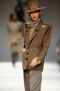 Yves Saint Laurent 1989 Women RTW 54.jpg