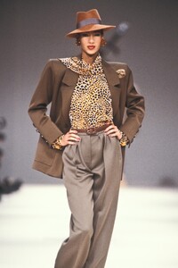 Yves Saint Laurent 1989 Women RTW 55.jpg