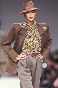 Yves Saint Laurent 1989 Women RTW 56.jpg