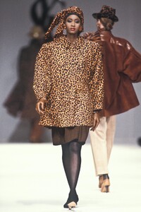 Yves Saint Laurent 1989 Women RTW 57.jpg