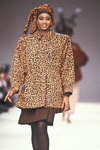 Yves Saint Laurent 1989 Women RTW 58.jpg