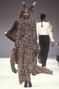 Yves Saint Laurent 1989 Women RTW 61.jpg