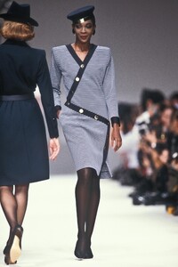 Yves Saint Laurent 1989 Women RTW 65.jpg