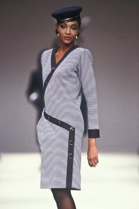Yves Saint Laurent 1989 Women RTW 66.jpg
