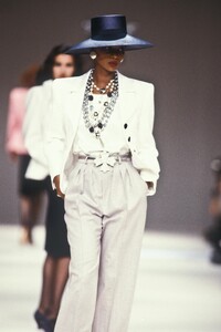 YvesSaintLaurent1989WomenRTW67.thumb.jpg.2009cacb5fc9fe5f673e4219033e9610.jpg
