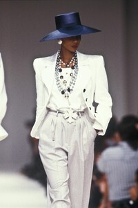 YvesSaintLaurent1989WomenRTW68.thumb.jpg.dfad2ea6da263b99bd7fa16e52b8e2ba.jpg