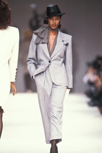 YvesSaintLaurent1989WomenRTW92.thumb.jpg.2fab81f559e18d1145ec2a27f98f76eb.jpg