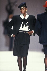 Yves Saint Laurent 1989 Women RTW 99.jpg