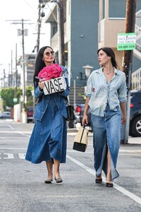 denim-dynasty-demi-moore-and-scout-willis-rock-matching-looks-in-venice-5.jpg