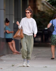 elevate-your-athleisure-game-katie-holmes-2000-tote-transforms-casual-look-0.jpg