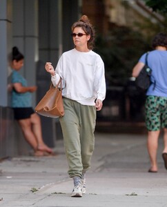 elevate-your-athleisure-game-katie-holmes-2000-tote-transforms-casual-look-1.jpg