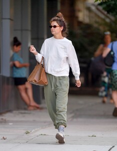 elevate-your-athleisure-game-katie-holmes-2000-tote-transforms-casual-look-3.jpg