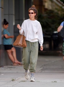 elevate-your-athleisure-game-katie-holmes-2000-tote-transforms-casual-look-5.jpg