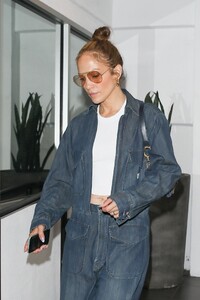 fashion-comeback-jennifer-lopez-defies-divorce-rumors-with-chic-accessory-6.jpg