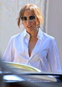 jennifer-lopez-house-hunting-in-the-luxurious-bel-air-area-of-los-angeles-08-06-2024-2.jpg