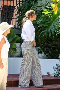 jennifer-lopez-house-hunting-in-the-luxurious-bel-air-area-of-los-angeles-08-06-2024-6.jpg