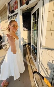 jennifer-lopez-shopping-at-a-hamptons-liquor-store-07-31-2024-2.jpg