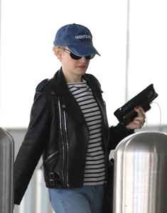 julia-garner-arriving-to-airport-in-la-08-05-2024-1.jpg