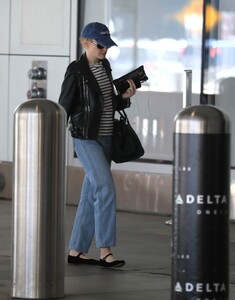 julia-garner-arriving-to-airport-in-la-08-05-2024-2.jpg