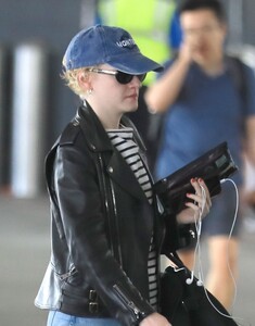 julia-garner-arriving-to-airport-in-la-08-05-2024-4.jpg