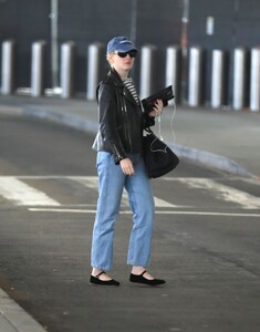 julia-garner-arriving-to-airport-in-la-08-05-2024-6.jpg