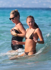 kate-moss-and-lila-grace-moss-on-the-beach-in-ibiza-08-07-2024-14.jpg