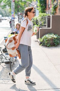 katie-holmes-casual-chic-balancing-mom-duties-and-artistic-expression-2.jpg