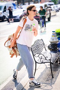 katie-holmes-casual-chic-balancing-mom-duties-and-artistic-expression-3.jpg