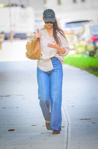 katie-holmes-embraces-a-laid-back-style-in-new-york-city-08-19-2024-1.thumb.jpg.c1d62e8672ea48f2561df310fb572e8f.jpg