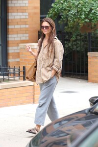 katie-holmes-mastering-casual-chic-in-nyc-0.jpg