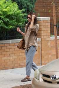 katie-holmes-mastering-casual-chic-in-nyc-2.jpg
