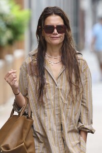 katie-holmes-mastering-casual-chic-in-nyc-5.jpg
