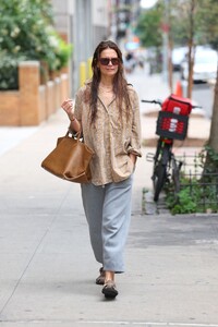 katie-holmes-mastering-casual-chic-in-nyc-6.jpg