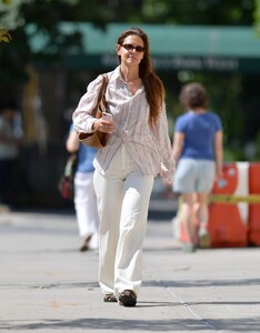 katie-holmes-mastering-summer-chic-a-lesson-in-effortless-style-4.jpg