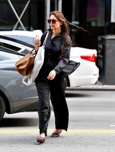 katie-holmes-nyc-chic-effortless-style-for-the-new-empty-nester-1.thumb.jpg.28551d6eb31fc42fb88a0f8253f313bb.jpg
