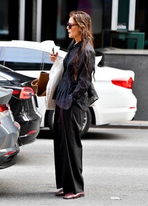 katie-holmes-nyc-chic-effortless-style-for-the-new-empty-nester-3.thumb.jpg.c64bcd40ae453ac4f043d35bfeb57ce8.jpg