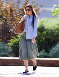 katie-holmes-nyc-chic-mastering-casual-elegance-in-denim-and-green-08-23-2024-3.jpg