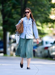 katie-holmes-nyc-chic-mastering-casual-elegance-in-denim-and-green-08-23-2024-4.jpg