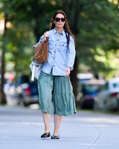 katie-holmes-nyc-chic-mastering-casual-elegance-in-denim-and-green-08-23-2024-5.jpg