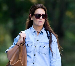 katie-holmes-nyc-chic-mastering-casual-elegance-in-denim-and-green-08-23-2024-6.jpg